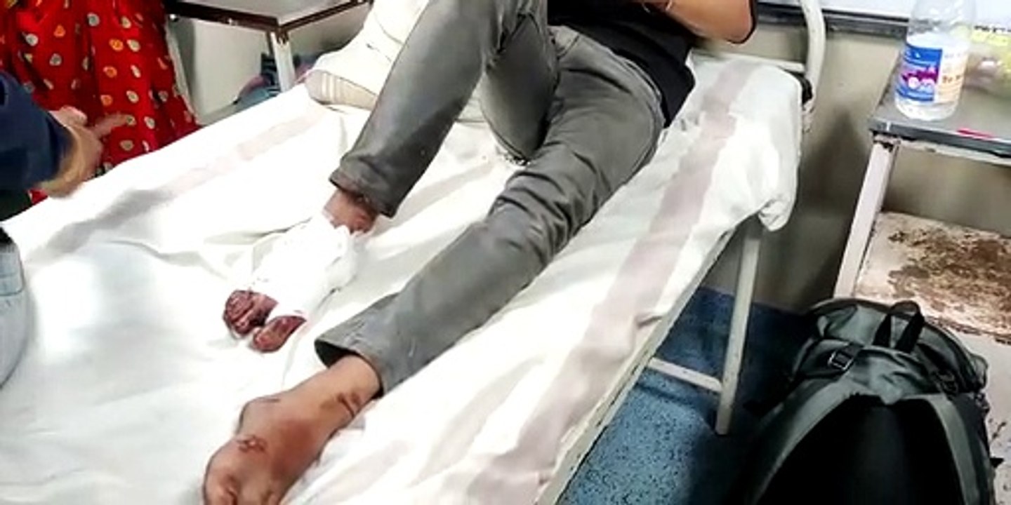 ट्रेन पर चढ़ते वक्त पैर फिसलने से युवक घायल