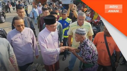 Anwar santuni rakyat di bazar Ramadan Gong Badak