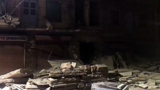 दो मकानों की दूसरी मंजिल की बालकनी गिरीं, दो घायल