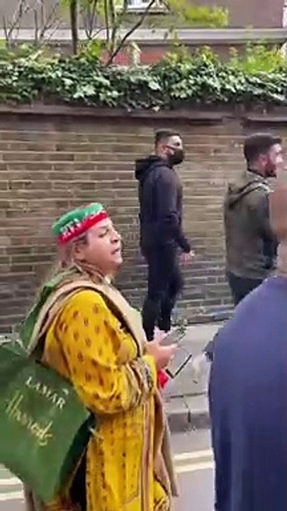 Maryam Aurangzeb heckled in london by PTI supporters At Cafe Shop