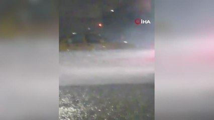 Meksika'da sel meydana geldi, araçlar mahsur kaldı, ev ve işyerlerini su bastı