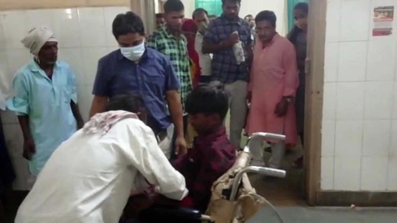 शादी समारोह के लिए टेंट लगाते समय युवक करंट से झुलसा