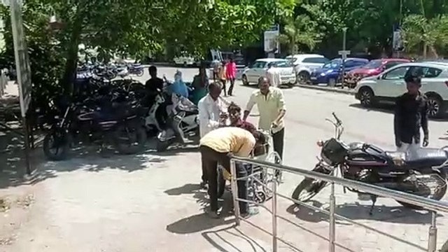 शादी समारोह के लिए टेंट लगाते समय युवक करंट से झुलसा