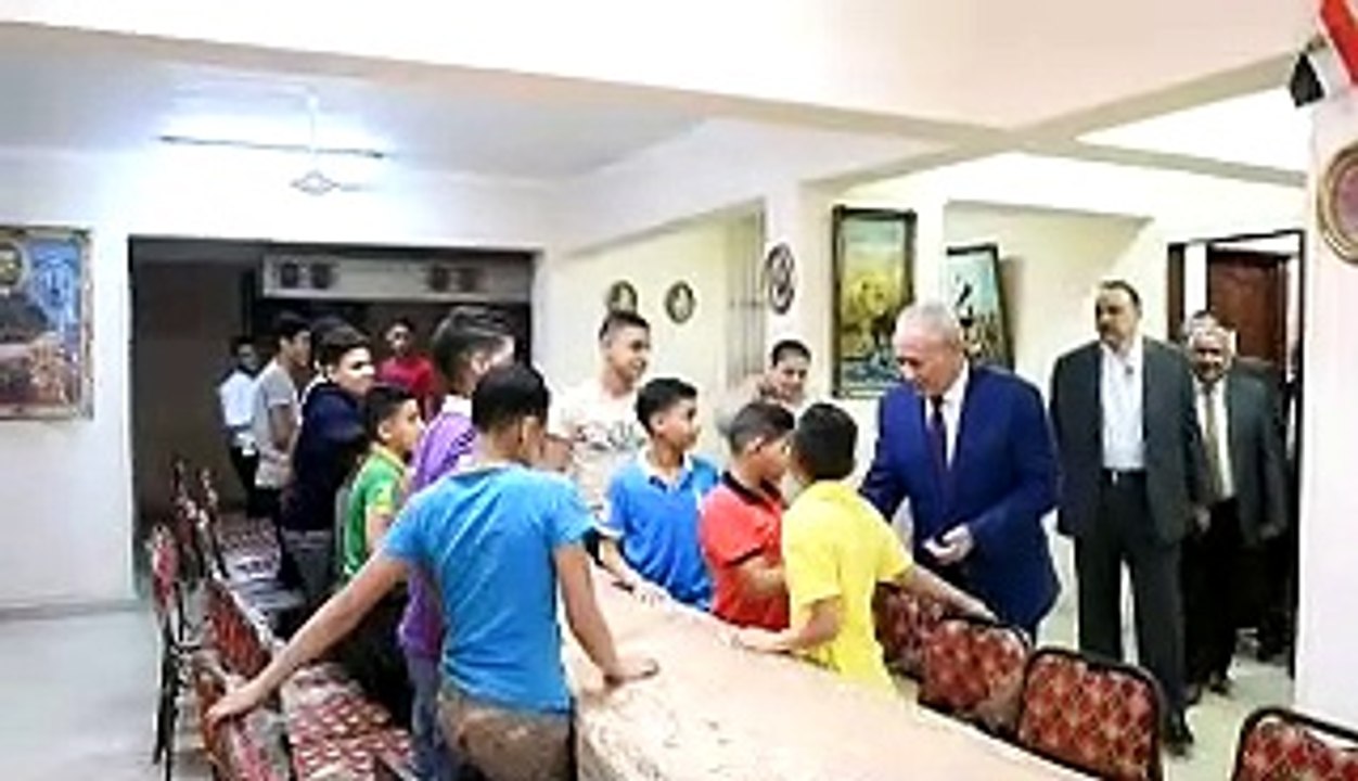 محافظ الأقصر يزور الأطفال بجمعية أصدقاء الكتاب...