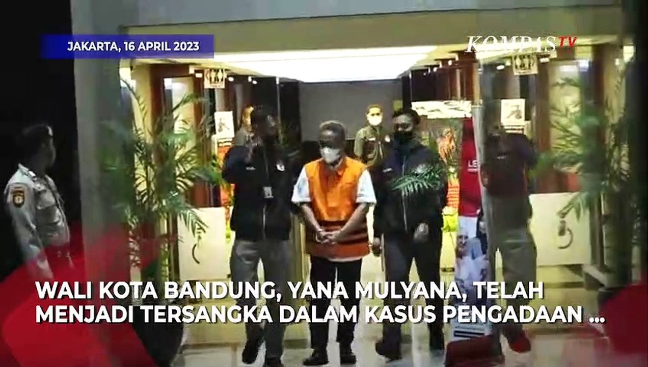 Tertunduk! Ekspresi Wali Kota Bandung Yana Mulyana Setelah Ditetapkan Jadi Tersangka KPK