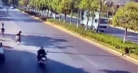 老人带孙子横穿马路遭撞，场面惊险🚗