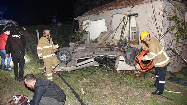 Otomobil yol kenarındaki eve çarptı: 1 ölü