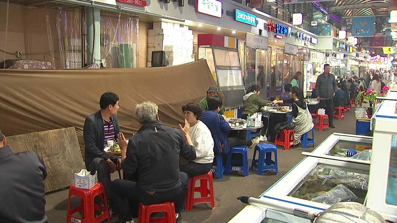 야시장도 완연한 봄...밤 나들이객들 몰리며 '기지개' / YTN