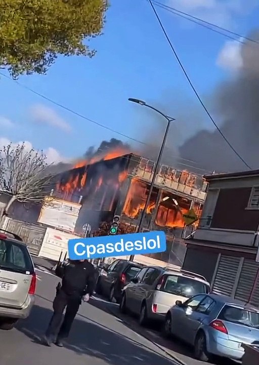 Un important incendie a détruit l’école maternelle Jules-Ferry de Montfermeil, en Seine-Saint-Denis, nécessitant l'intervention de près de 200 pompiers -