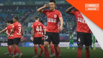 Puluhan ribu peminat bola sepak banjiri stadium