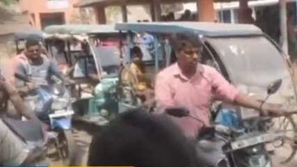 দাসপুর:কুকুর ধরতে রাস্তায় আগুন ধরিয়ে পথ অবরোধ