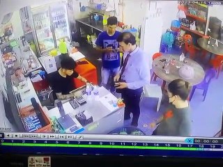 外籍男子结账时疑似施迷魂术 盗走RM200引发关注🕵️‍♂️
