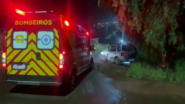 Carro fica destruído após bater contra árvore na Rua Altemar Dutra