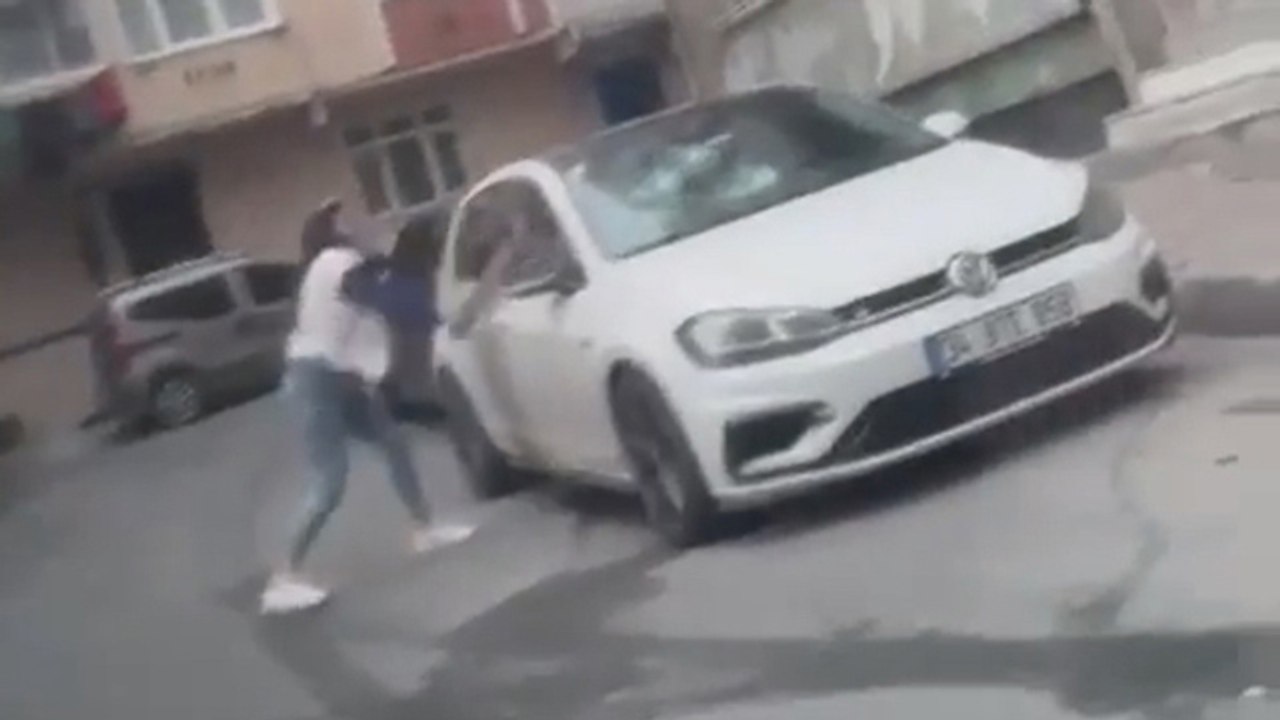 İstanbul'da tartıştığı kadının otomobiline sopa ile saldırdı