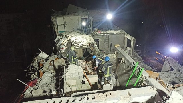 Rusya, Donetsk'te 5 katlı apartmanı vurdu