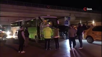 Otobüsle çarpışan ambulans yan yattı: 3 yaralı