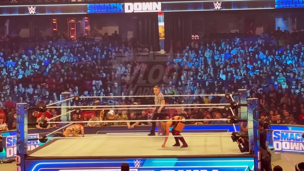 Fan Attacks Bayley on WWE Smackdown!! (12/15/22) - video Dailymotion