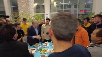BAKAN ÇAVUŞOĞLU, SAHURDA GENÇLERLE BULUŞTU