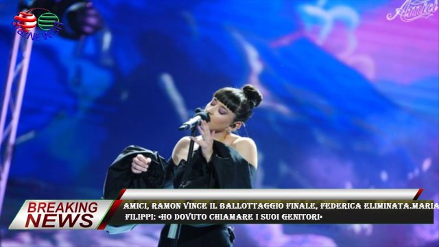 Amici, Wax dedica una canzone a Maria De «Mi hai cambiato la vita».La conduttrice si emoziona