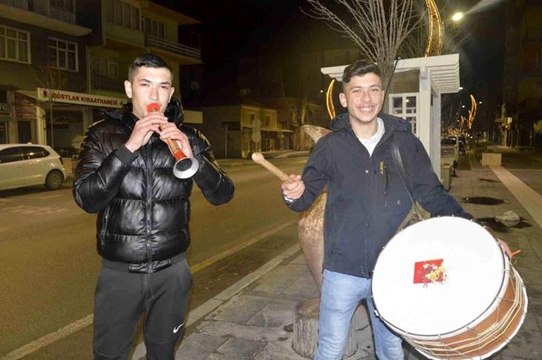 Sahurda davul geleneğini gençler yaşatıyor