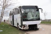 Eskişehir'de yolcu otobüsü beton bloğa çarptı