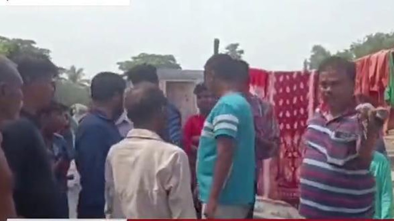 হুগলি : নিম্নমানের সামগ্রী, পথশ্রী প্রকল্পের রাস্তার কাজ বন্ধ করে বিক্ষোভ