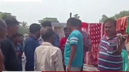 হুগলি : নিম্নমানের সামগ্রী, পথশ্রী প্রকল্পের রাস্তার কাজ বন্ধ করে বিক্ষোভ