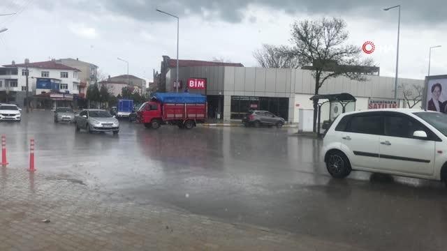 Uzunköprü'de sağanak yağış etkili oldu: Caddelerde su birikintisi oluştu, mazgallar taştı