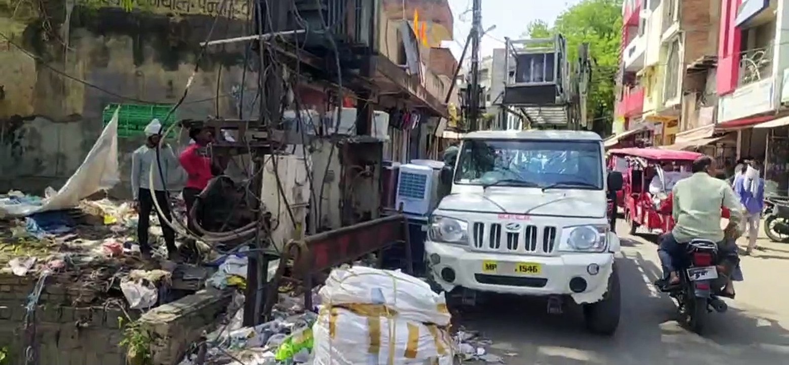 बिजली कंपनी के मेंटेनेंस कार्य के दौरान कर्मचारियों नहीं दिए जा रही सेफ्टी किट का सामान