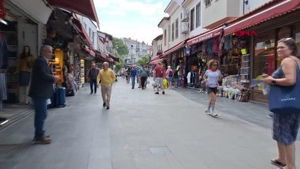 KUŞADASI'NA DÖRT GEMİYLE DENİZDEN TOPLAM 6 BİN TURİST