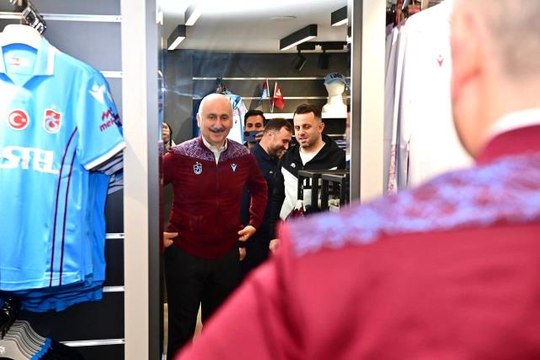 Fanatik Trabzonsporlu Bakan Karaismailoğlu TS Clup'ta alışveriş yaptı