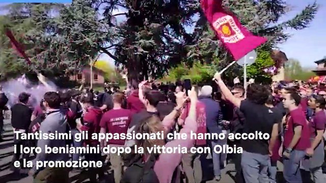 Reggiana in serie B, l'abbraccio dei tifosi granata ai giocatori