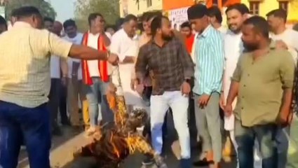 नरसिंहपुर: युवा मोर्चा ने विधानसभा नेता प्रतिपक्ष का पुतला फूंका,जानिये वजह