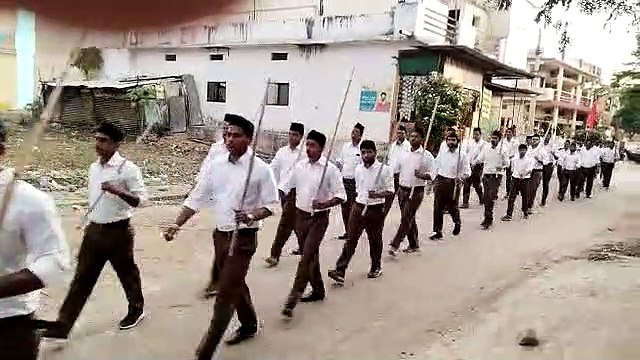 स्वयंसेवकों ने निकाला पथ संचलन