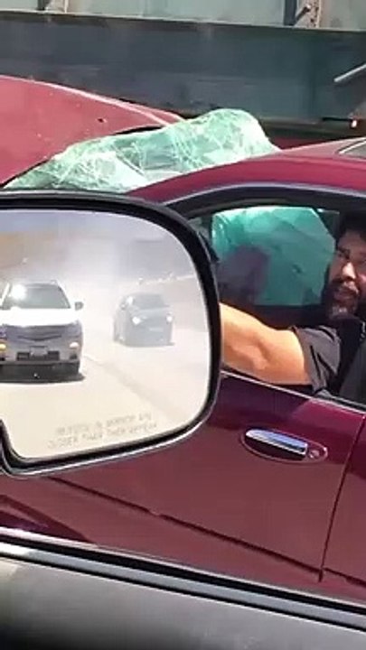 Un camion traîne une voiture sur l'autoroute et ne se rend compte de rien