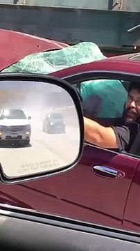 Un camion traîne une voiture sur l'autoroute et ne se rend compte de rien