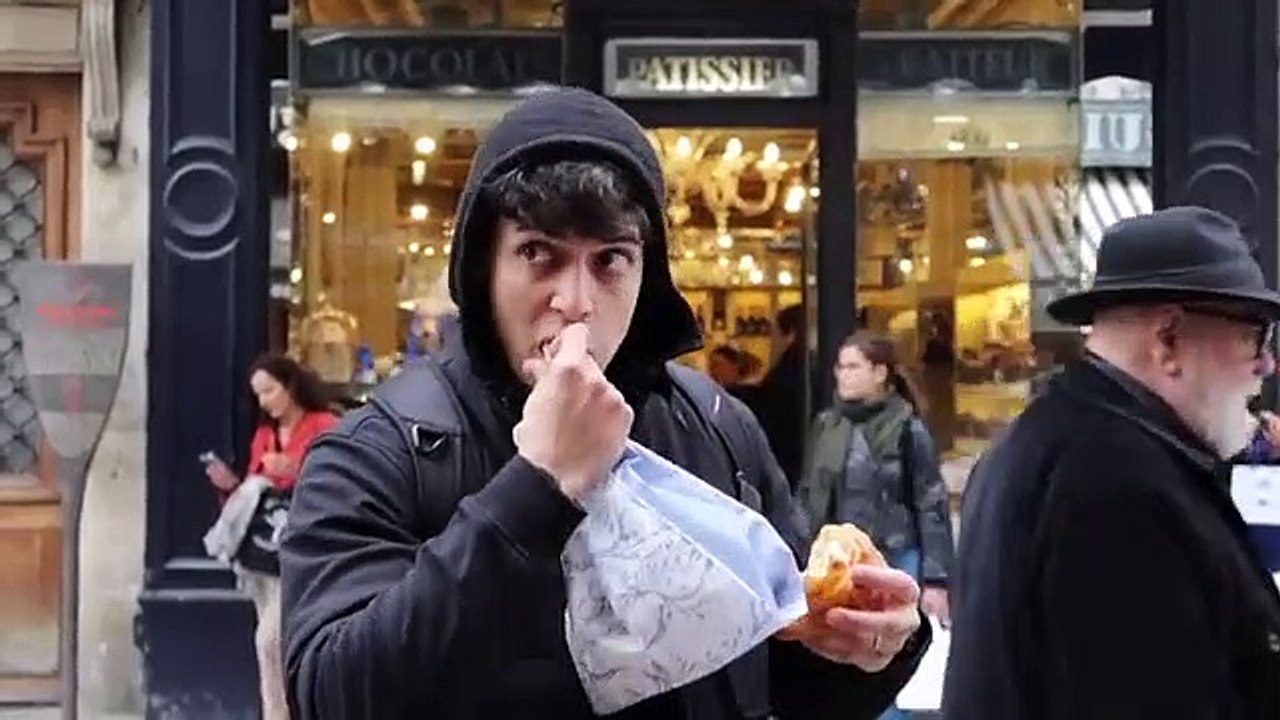 Il teste les meilleurs croissants de Paris... p...