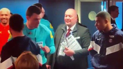 Le regard noir de Kylian Mbappé quand il aperçoit Medina dans le tunnel du Parc