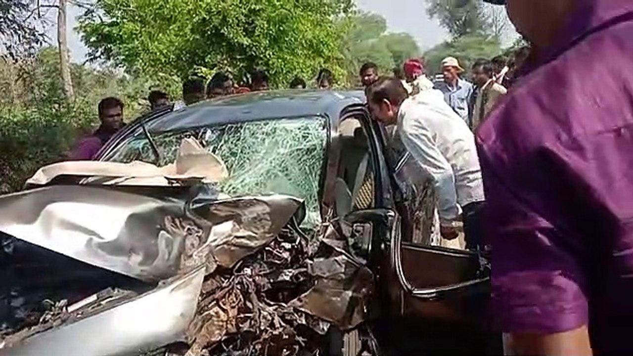 तेज रफ्तार कार पेड़ से टकराई, एक ही परिवार के त...