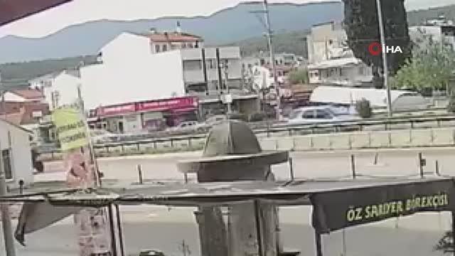 Motosikletin araca çarptığı feci kaza güvenlik kamerasına yansıdı