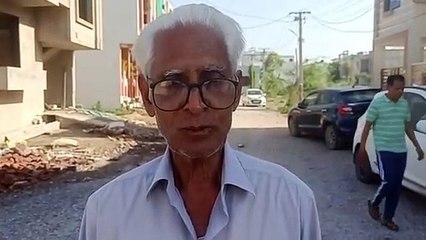 सड़क के खातिर बुजुर्गों की घिस गई जूतियां, सरकार! ऐसे तो कैसे मिलेंगे वोट