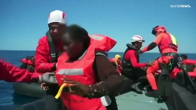 شاهد: إنقاذ 55 مهاجرًا في البحر المتوسط ونقلهم إلى إيطاليا