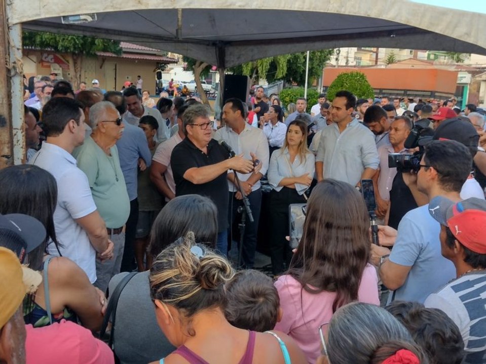 João Azevêdo entrega travessias urbanas, autoriza obras e entrega equipamentos de saúde no Cariri