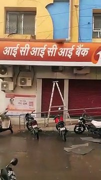 Hail fell with heavy rain in the evening in Khargone district