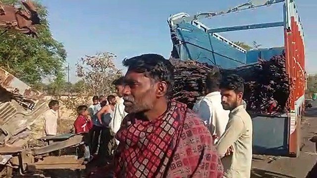 Video... Truck rammed into a vehicle filled with reeds, driver-cleaner
