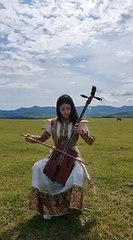 Mongol girl playing horse head fiddle so cool