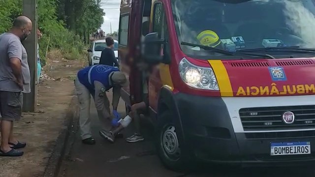Acidente envolvendo carro e patinete deixa duas pessoas feridas
