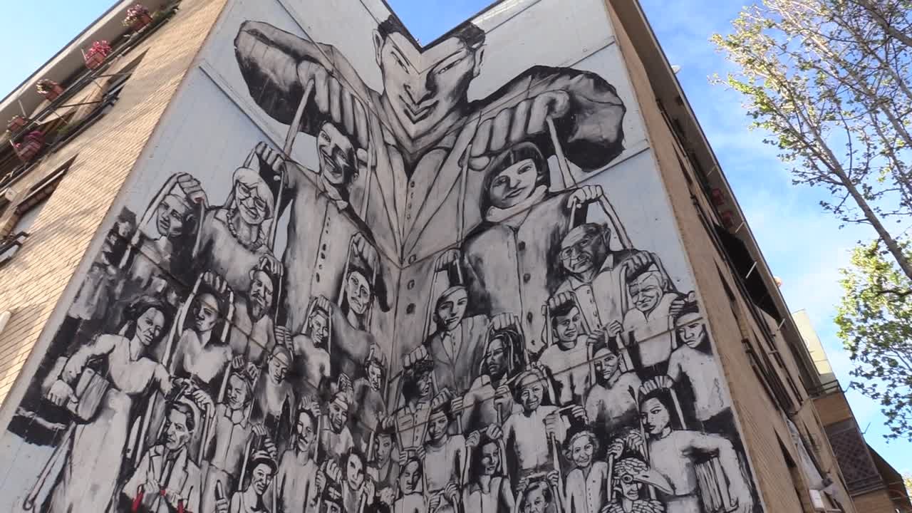 Rogo di Primavalle, corteo e saluti romani davanti alla casa dei Mattei