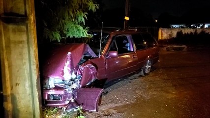 Forte acidente deixa veículo destruído no Guarujá