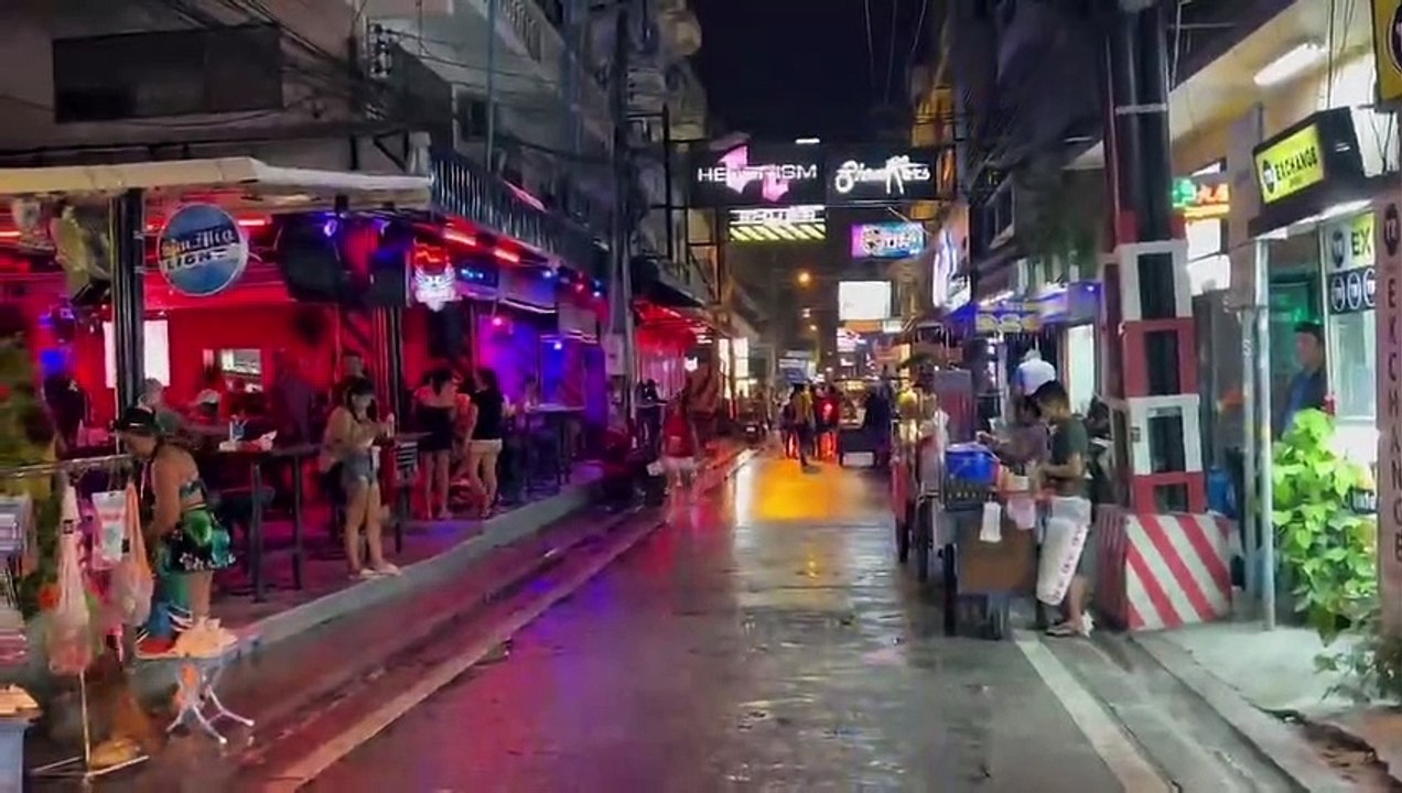 'วันไหลพัทยา 2566' เล่นน้ำสงกรานต์ถนนชายหาด สนุ...
